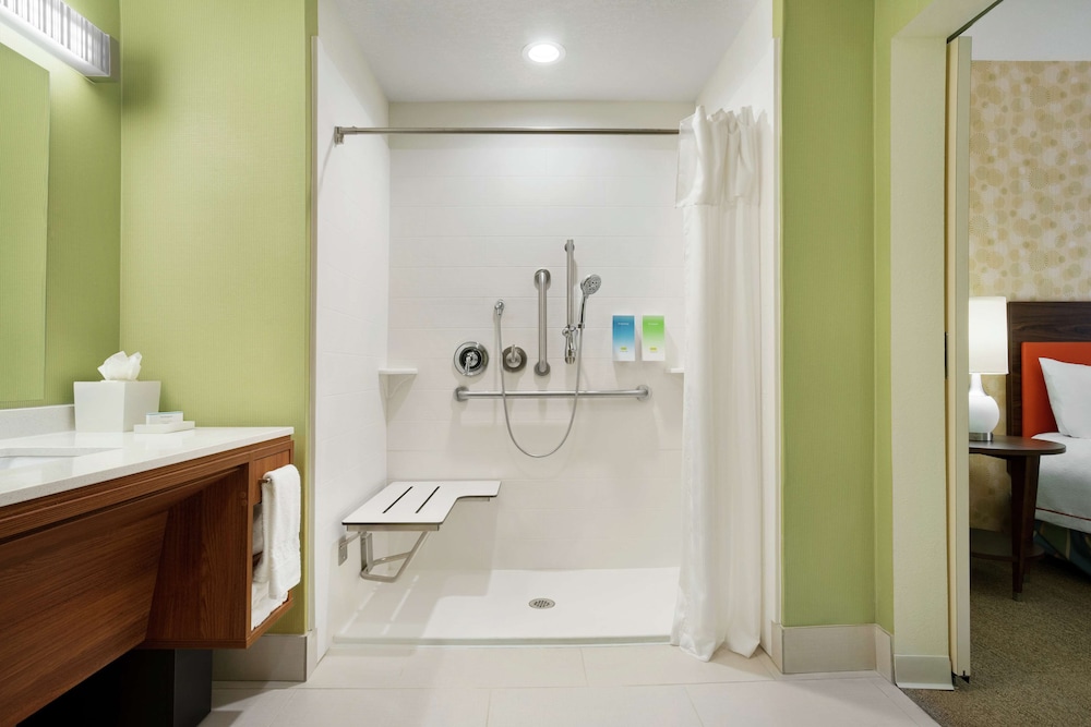 Room, 1 Queen Bed, Accessible (Mobility & Hearing, 3x3 Shower) photo 3