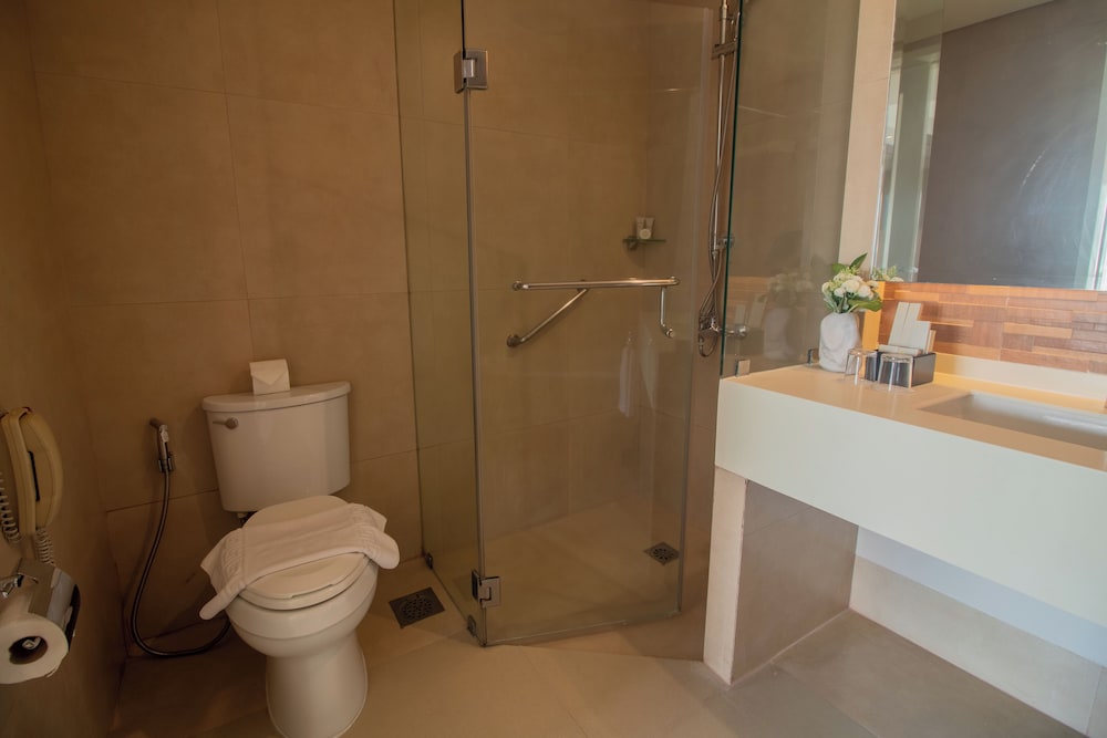 Executive Suite - Photo 11