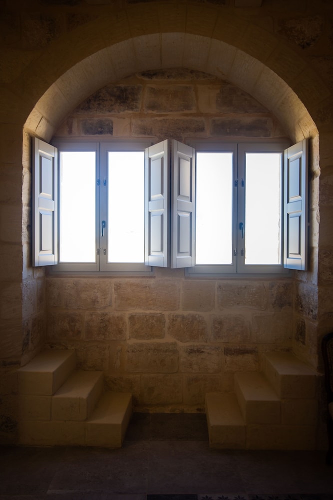 Superior Double Room, Ensuite ( King Room with balcony) - Photo 3