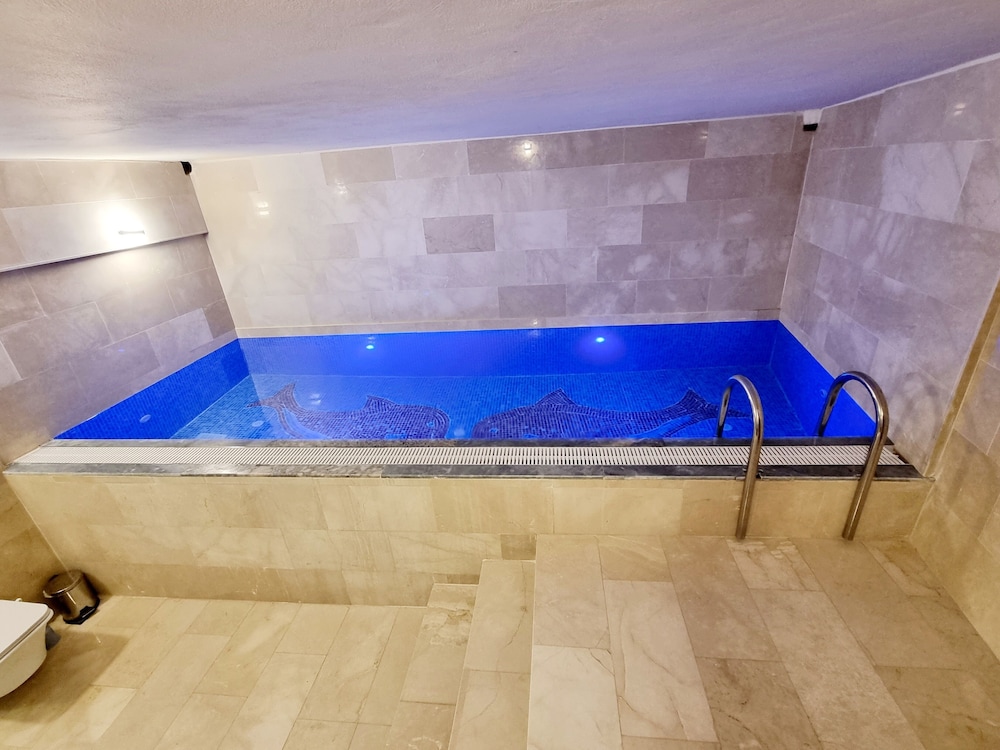 Blue Pool suite, Hot Tub - Photo 7