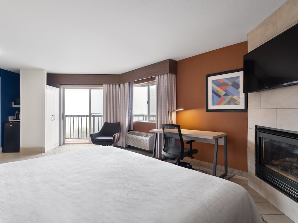 Suite, 1 King Bed, Accessible, Balcony (Communications) - Photo 5