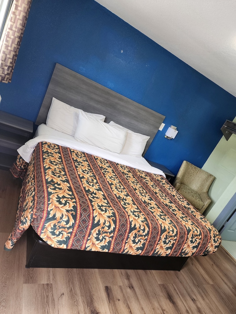 Single Room, 1 King Bed, Smoking photo 1