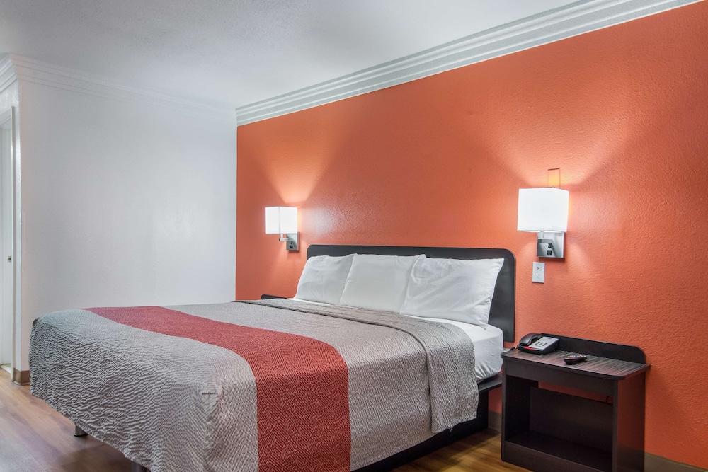 Deluxe Room, 1 King Bed, Accessible, Non Smoking photo 3
