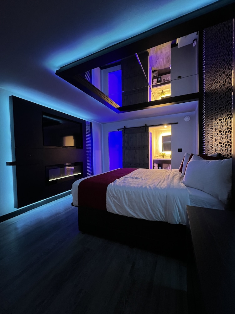 Deluxe King Bed Smoking With Mirror Ceiling photo 1