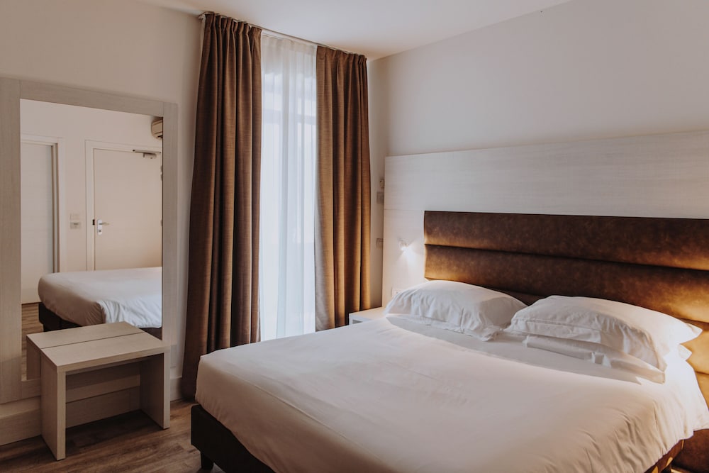 Superior Double or Twin Room, Partial Lake View photo 2