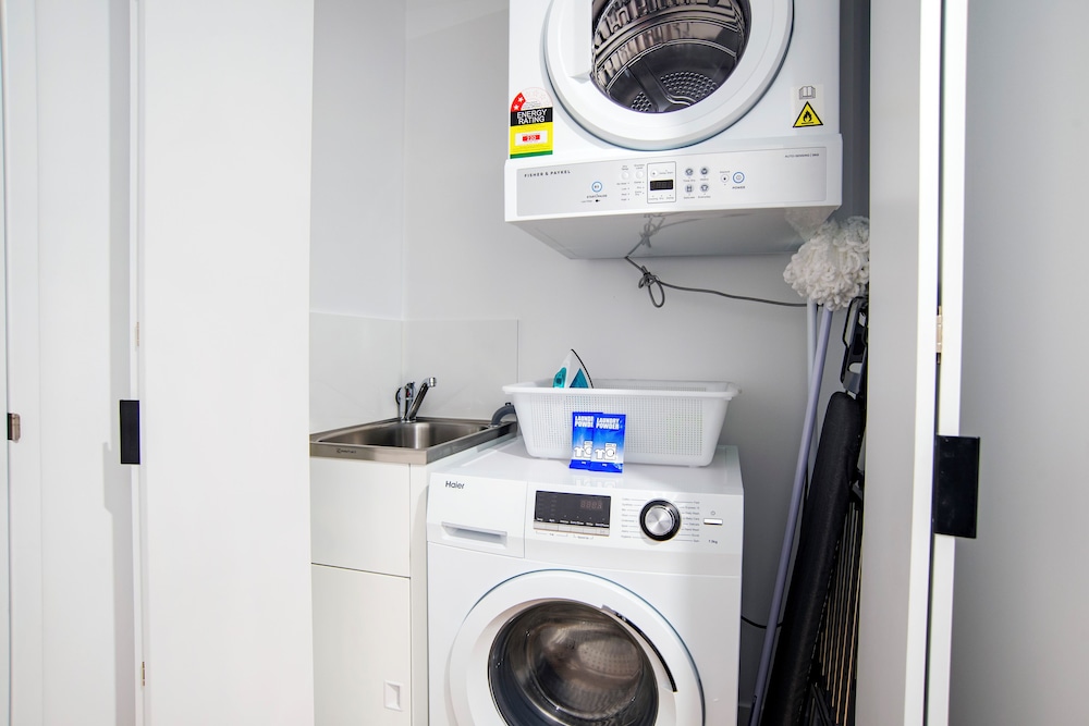 Two Bedroom One Bathroom Compact Apartment - Photo 3