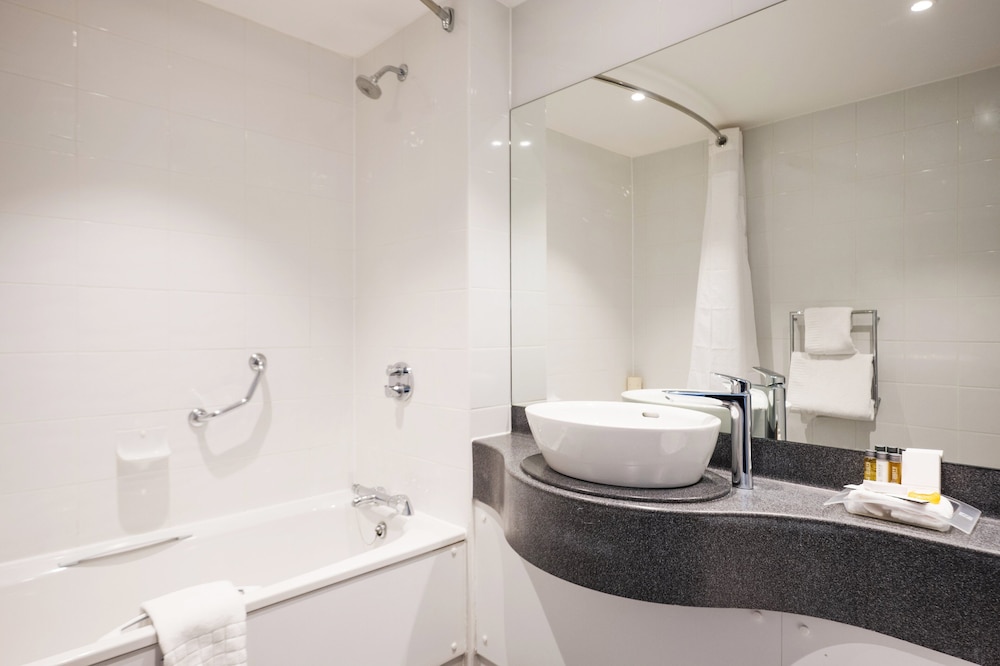 Suite, 1 Queen Bed (Minibar) - Photo 9