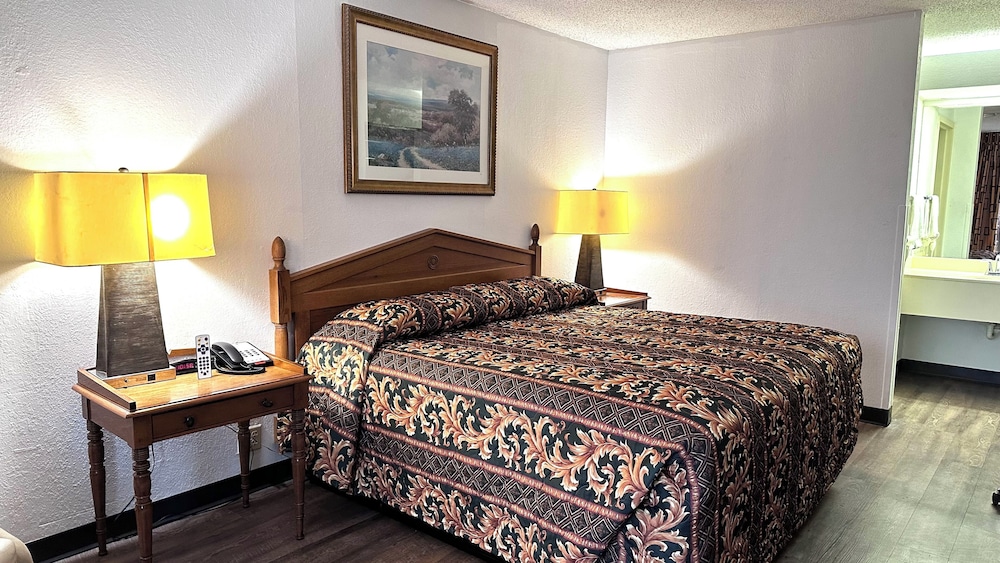 Standard Room, 1 King Bed photo 2