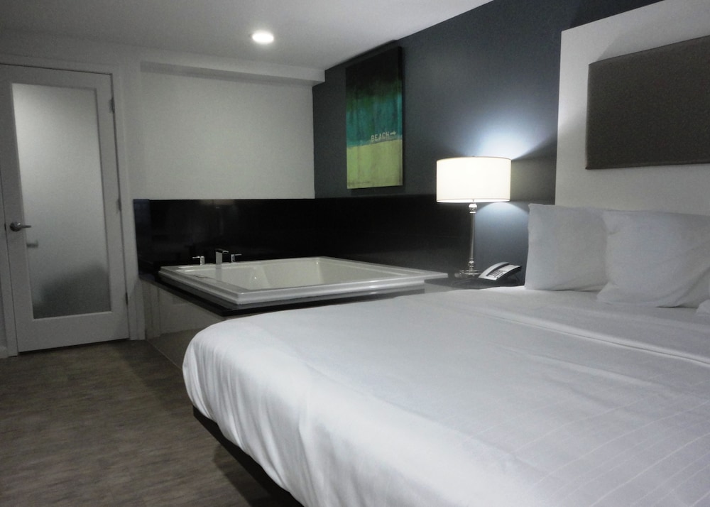 1 King Oceanfront, Jacuzzi Room photo 3