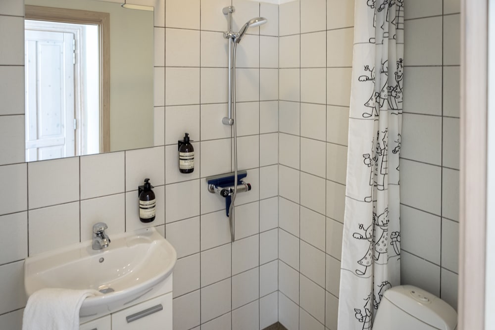 Basic Double Room, 1 Double Bed, Private Bathroom photo 2