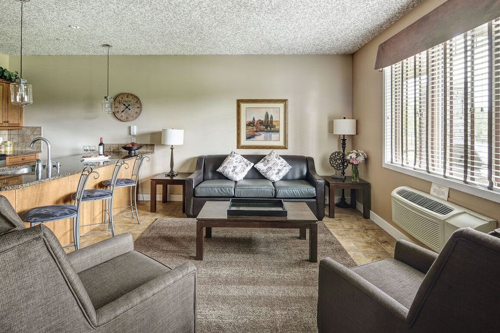 Standard Suite, 1 Bedroom photo 3