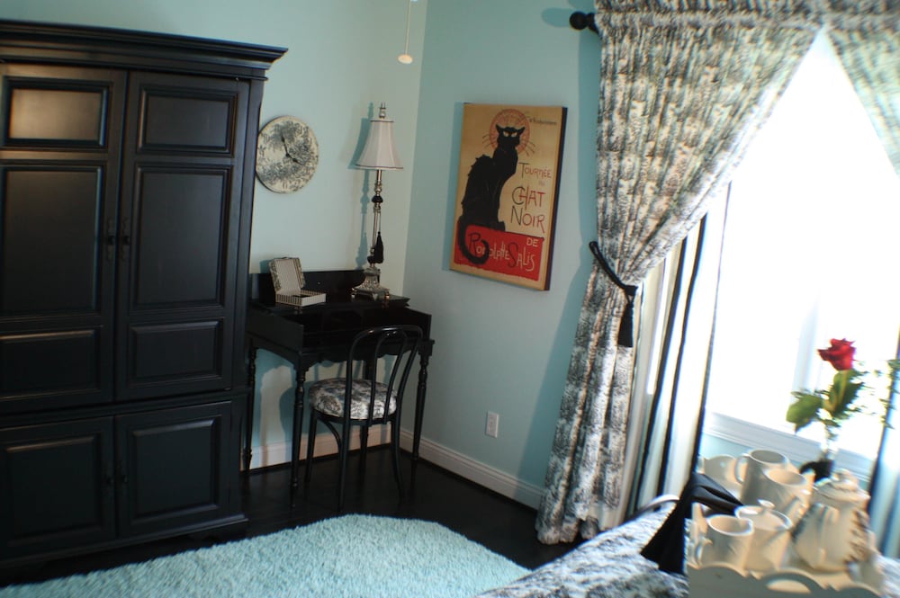 Luxury Room, 1 King Bed, Private Bathroom, Garden View photo 2