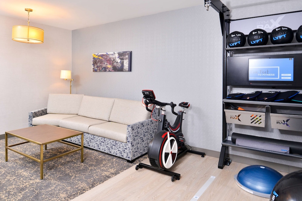 Suite, 1 King Bed w/Personal Fitness Studio - Photo 5