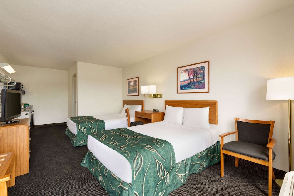 Room, 2 Queen Beds, Non Smoking - Photo 1