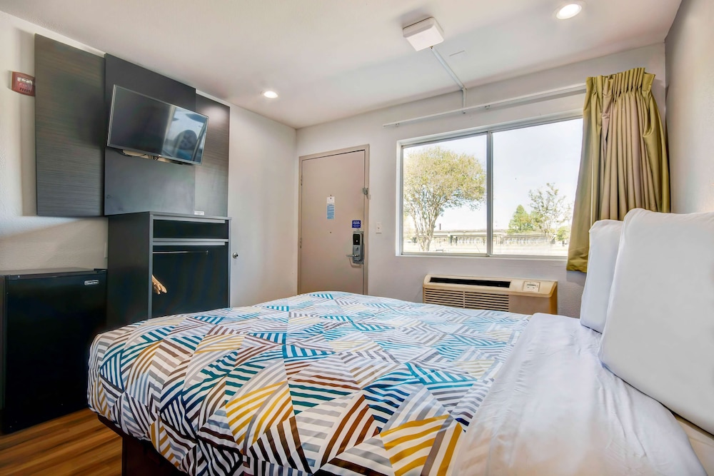 Deluxe Room, 1 Queen Bed, Non Smoking, Kitchenette photo 3
