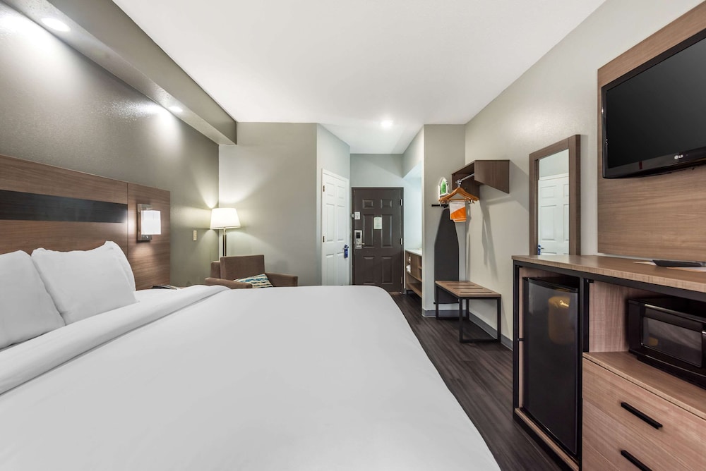 Standard Room, 1 King Bed, Non Smoking - Photo 4