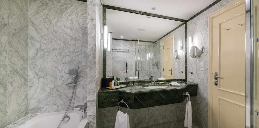 Executive Room, 1 King Bed, Club Lounge Access thumbnail 5