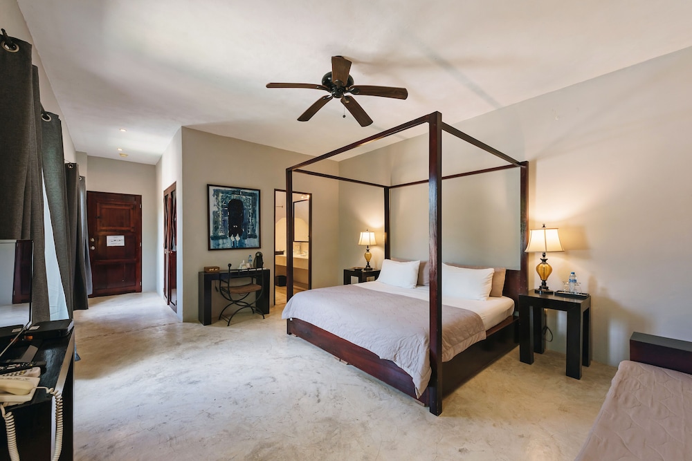 Deluxe Room, 1 King Bed - Photo 4