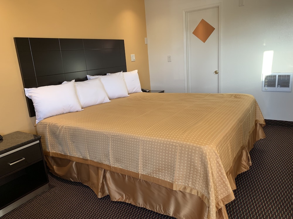 Standard Room, 1 King Bed photo 3