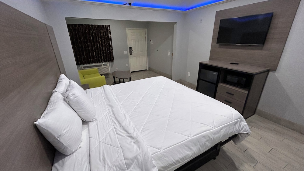 Room, 1 King Bed, Smoking - Photo 3
