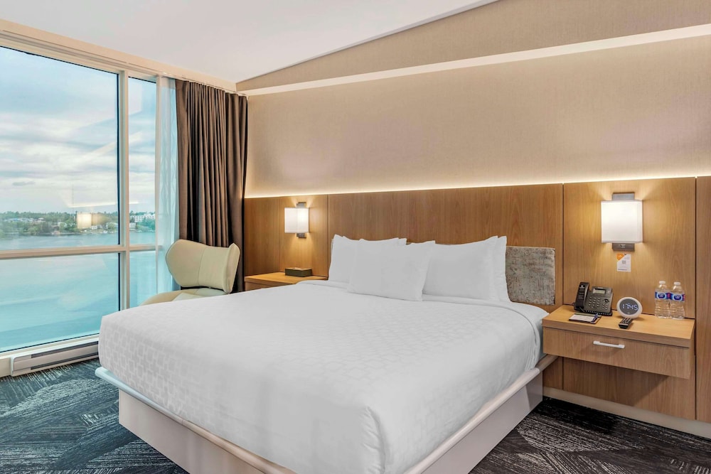 Suite, 1 King Bed, Non Smoking photo 1