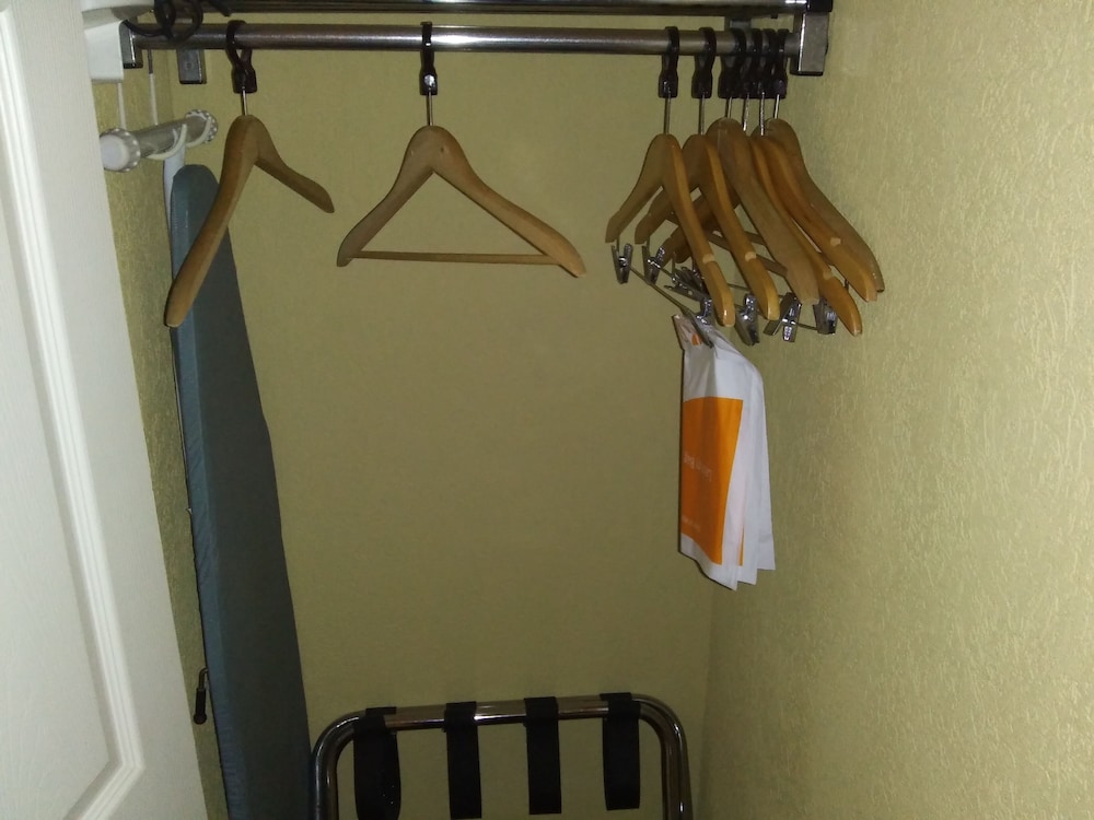 Standard Room, 1 Queen Bed, Non Smoking - Photo 4