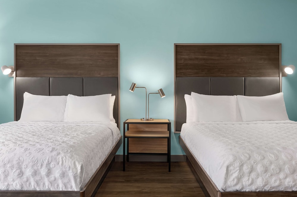 Room, 2 Queen Beds, Accessible, Bathtub - Photo 1