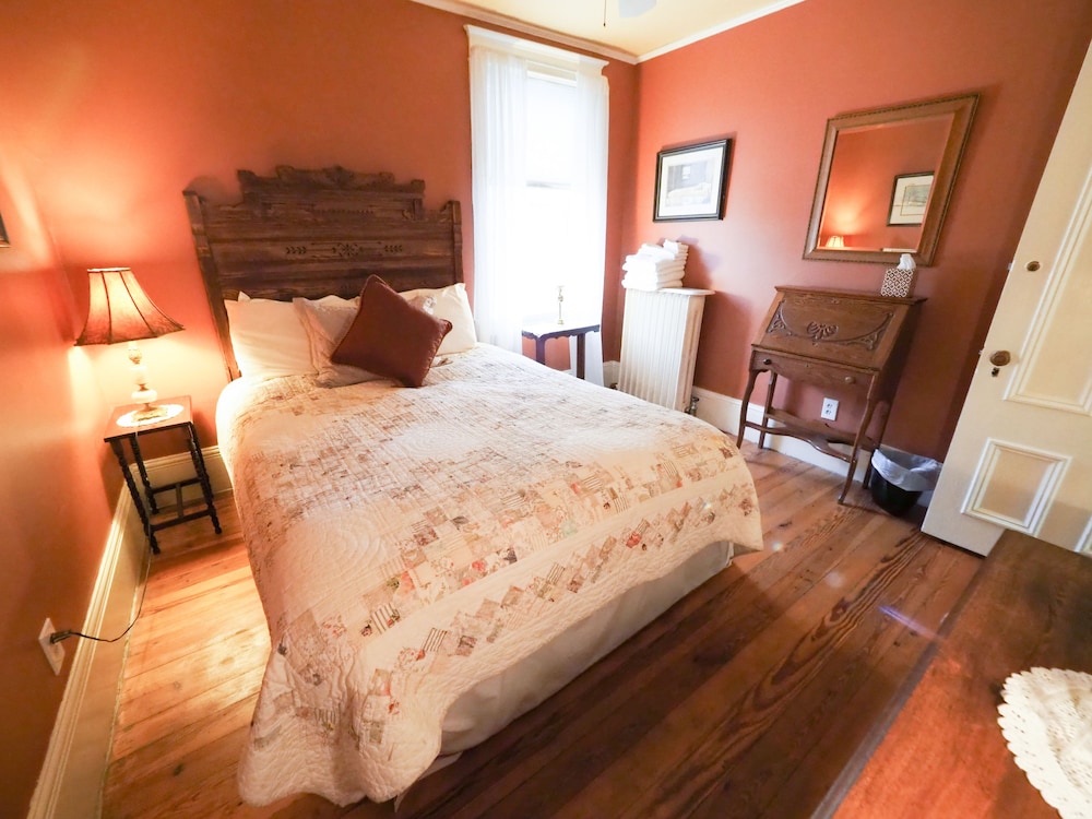 Queen Bed & Private Bath Just Steps Outside Room, Full Gourmet Breakfast, Plush Robes photo 2