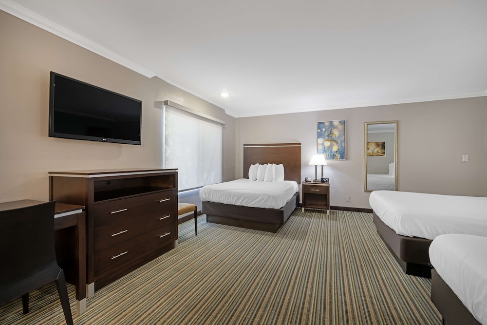 Standard Room, Multiple Beds, Non Smoking, Refrigerator & Microwave - Photo 4