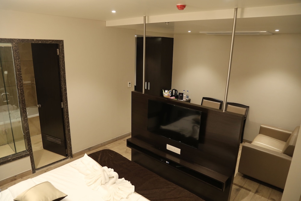 Luxury Suite photo 2