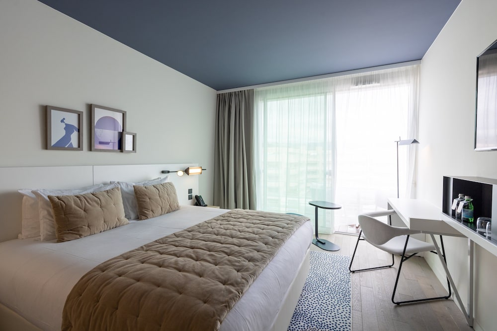 Standard Room, 1 King Bed, Balcony - Photo 16