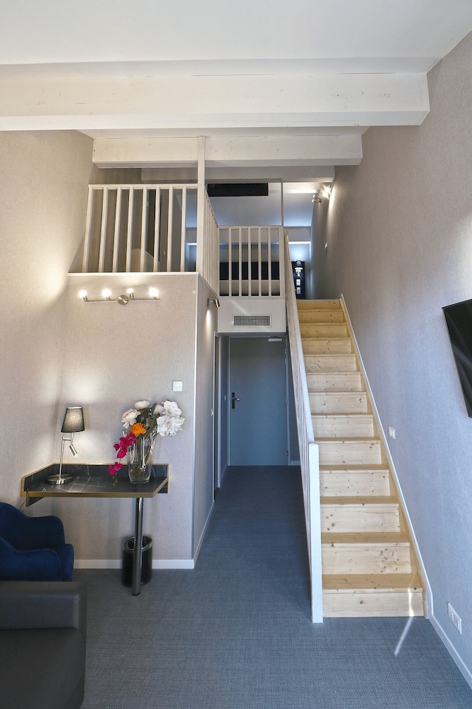 Family Studio Suite, 1 Queen Bed with Sofa bed, Balcony, Mezzanine - Photo 2