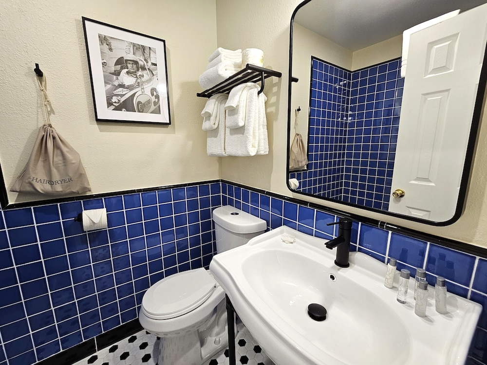 Deluxe King Room, Lake View photo 2