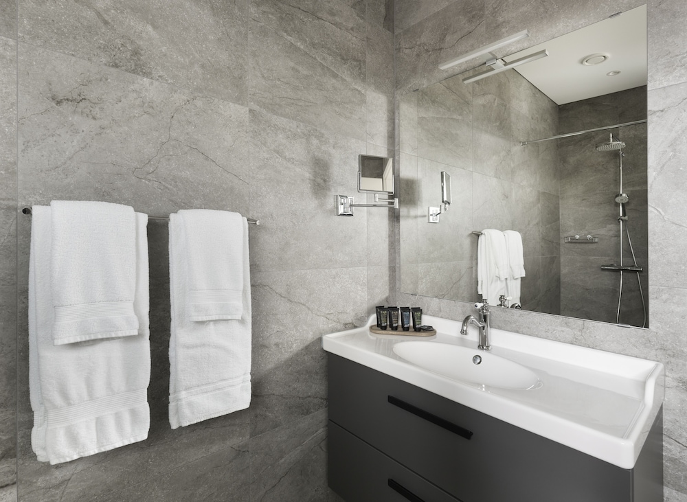 Deluxe Double Room with Hot Tub Access - Photo 8