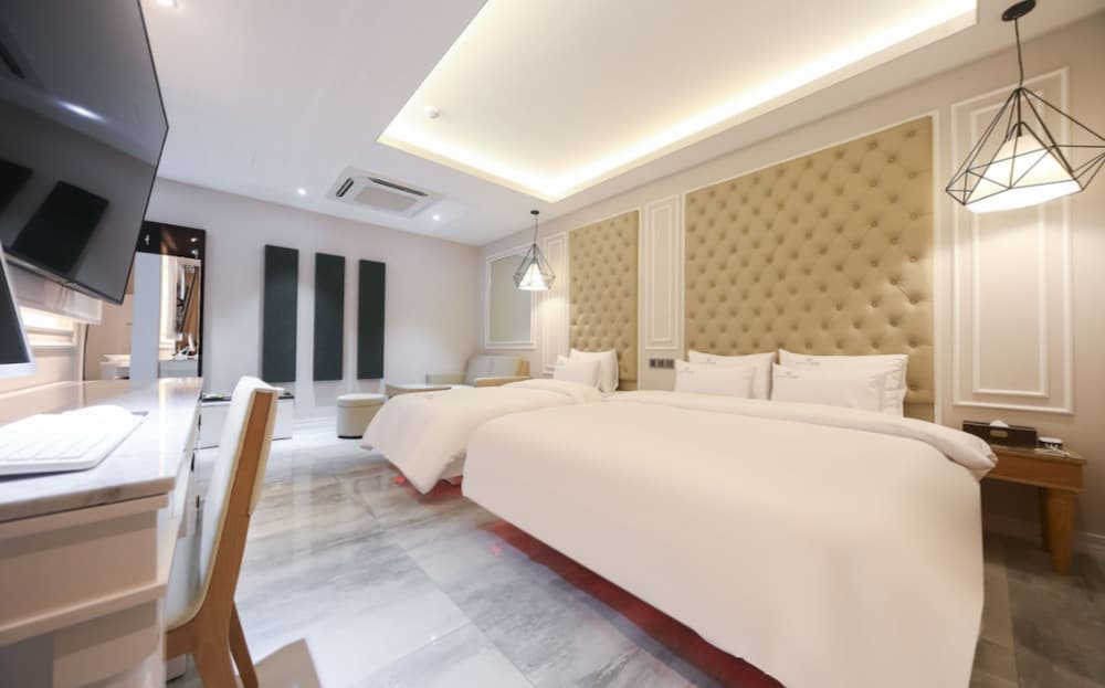 VIP Twin Room (Extra Person Fee Check On-site) - Photo 3