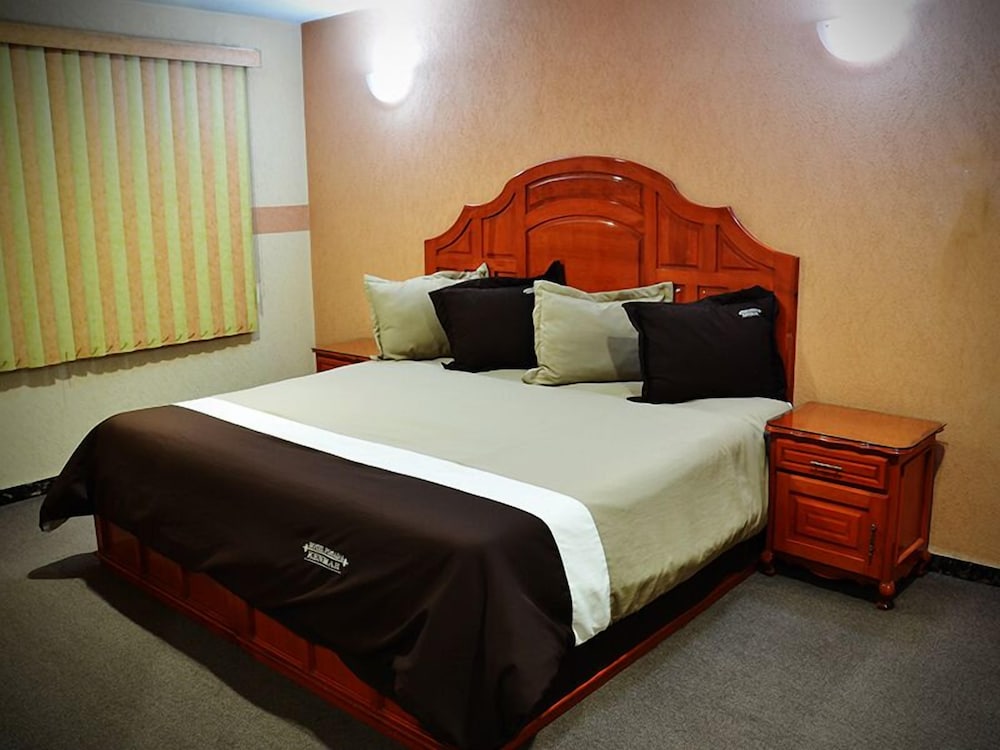 Standard Room, 1 King Bed photo 3
