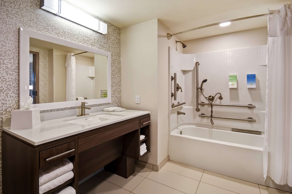 Studio, 1 King Bed, Accessible, Bathtub