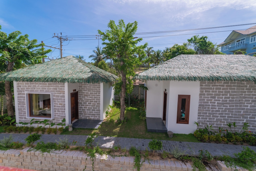 Tropical Garden Bungalow