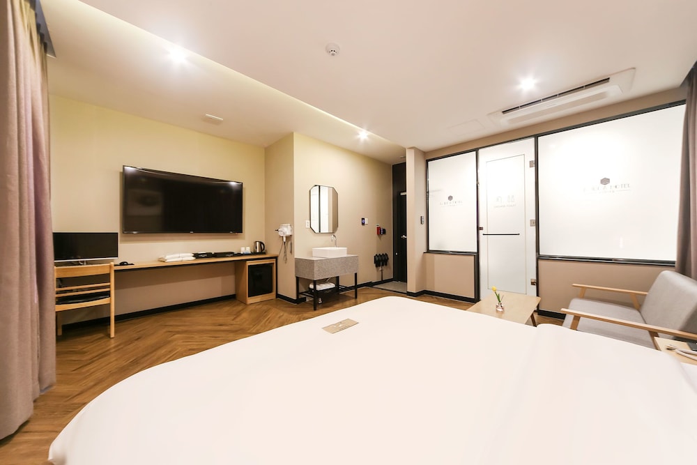Deluxe Room - Photo 5