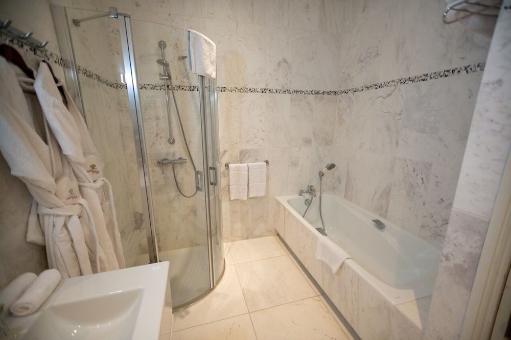 Deluxe Double Room, Ensuite, Garden View (Diane De Poitiers) - Photo 8