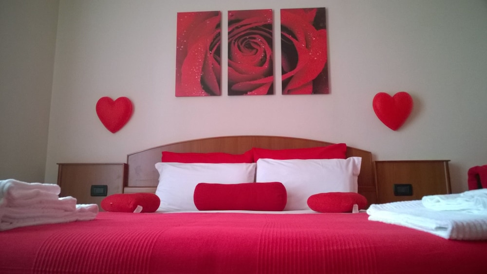 Romantic Studio Suite, 1 Queen Bed, Private Bathroom, Garden Area photo 2