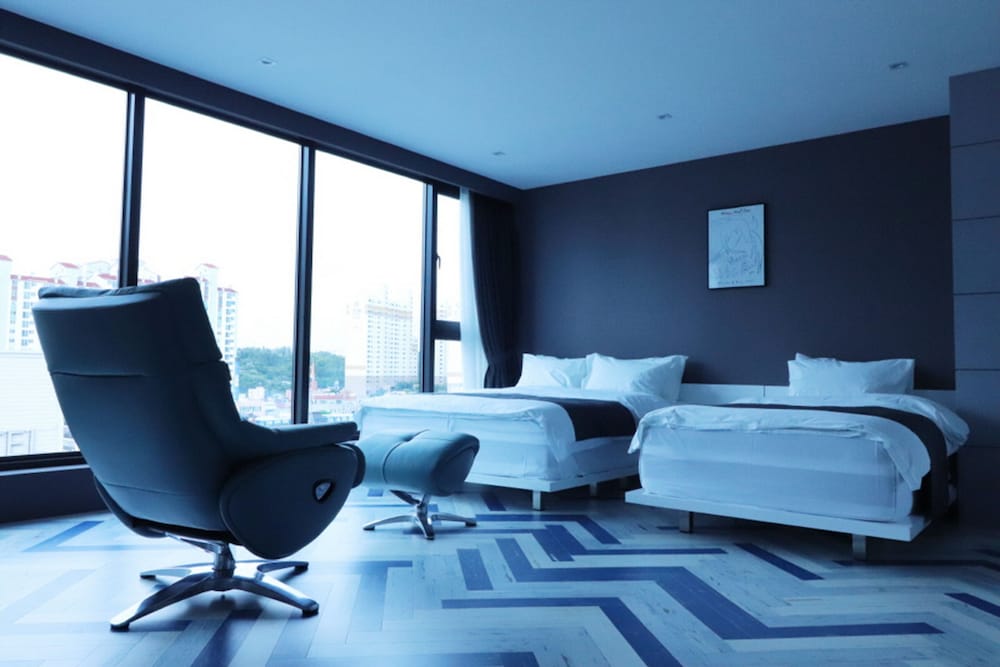 Family Room, City View photo 3