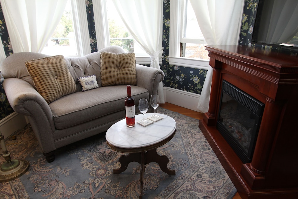 8. Vintage Tower Suite photo 3