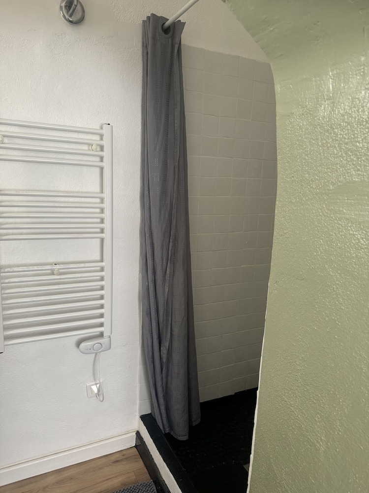 Classic Triple Room, Ensuite photo 2