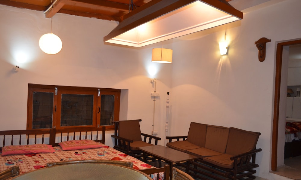 Classic Cottage, Multiple Bedrooms, Mountain View photo 3