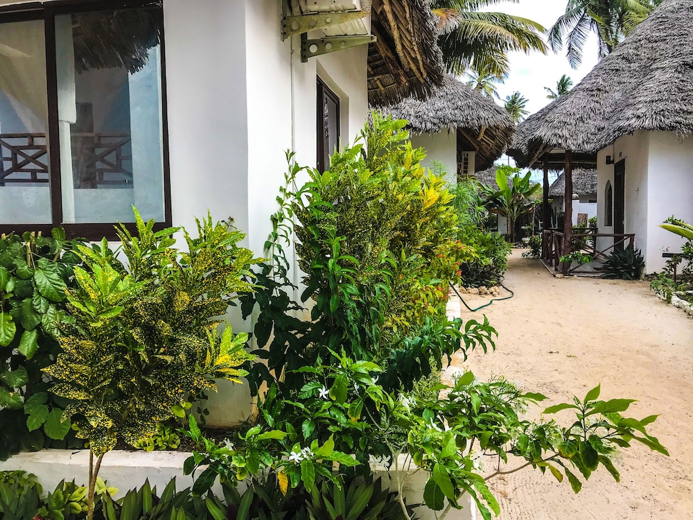 Garden Room with side Beach View-Deluxe photo 3