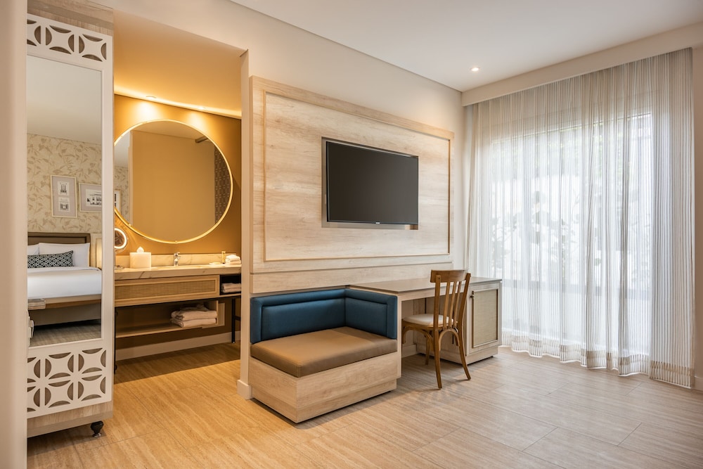 Premium Room, 1 King Bed, City View - Photo 7