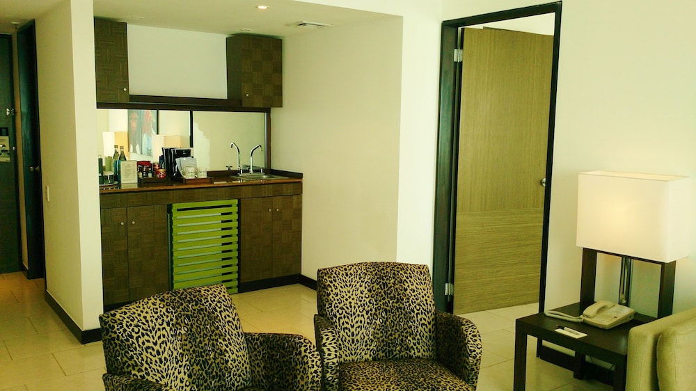 Junior Suite, 1 King Bed - Photo 8