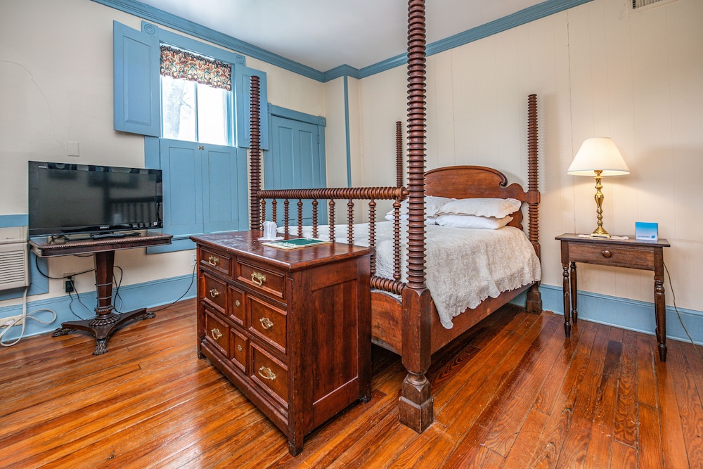 17 - Lee Guest Room