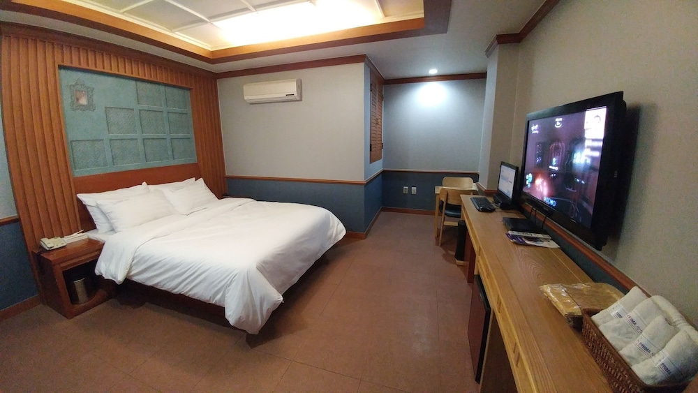 Standard Room, 1 Queen Bed photo 3